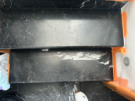 Nero Marquina mit Verätzungen und Kratzern auf der Trittstufe